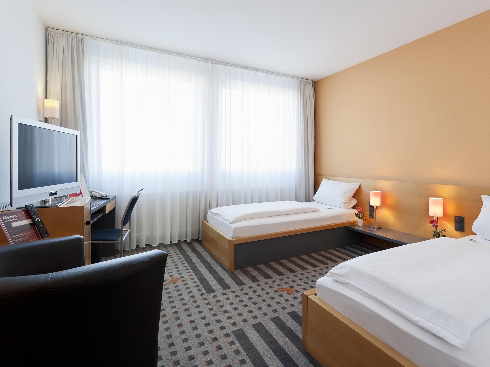 Best Western Hotel Am Europaplatz Königsbrunn Esterno foto