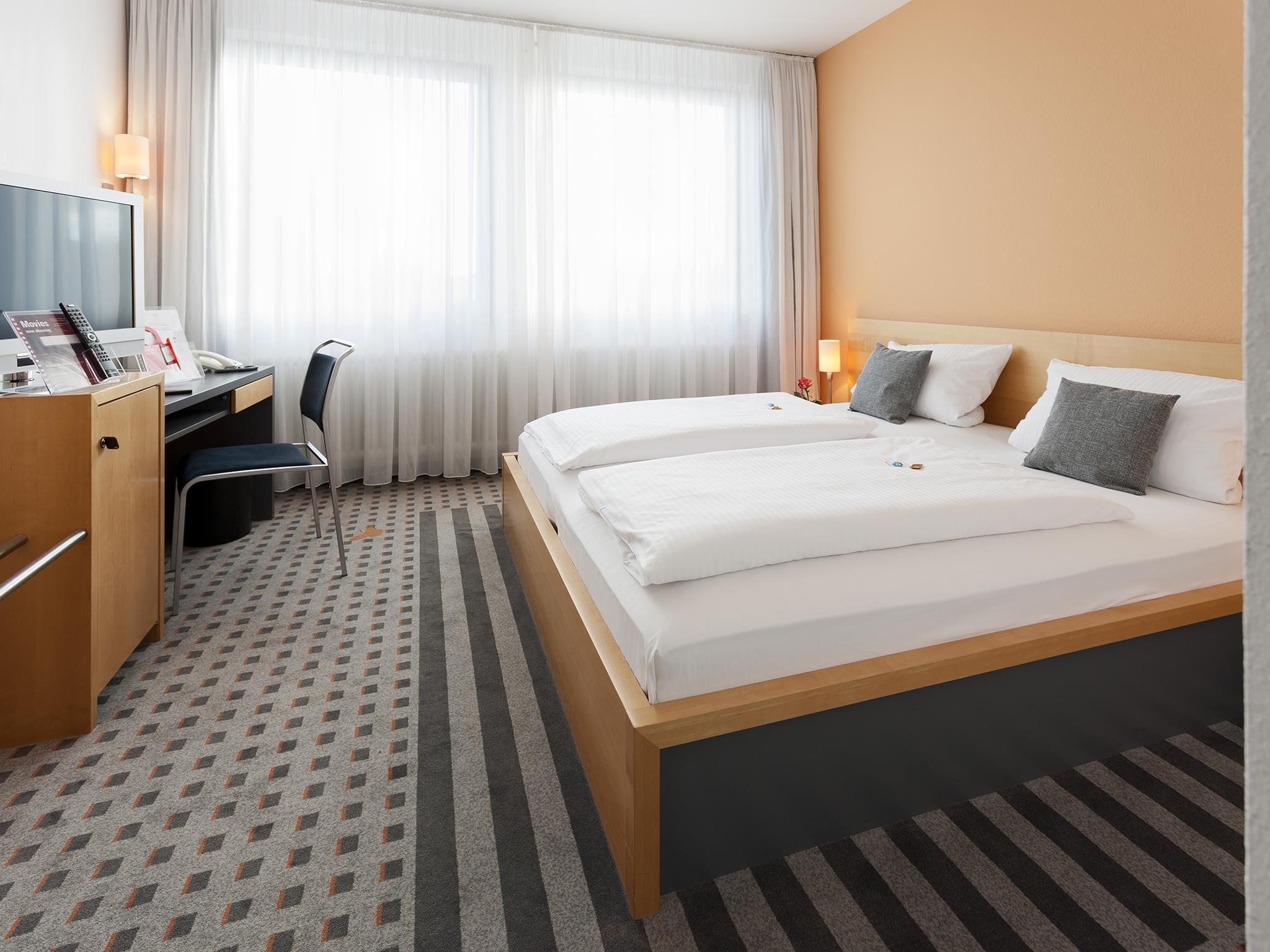 Best Western Hotel Am Europaplatz Königsbrunn Esterno foto
