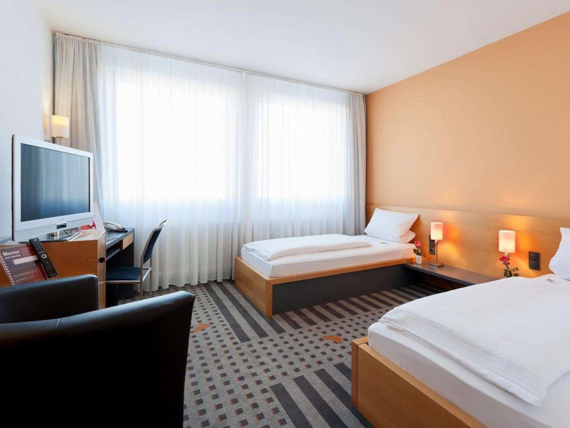 Best Western Hotel Am Europaplatz Königsbrunn Esterno foto