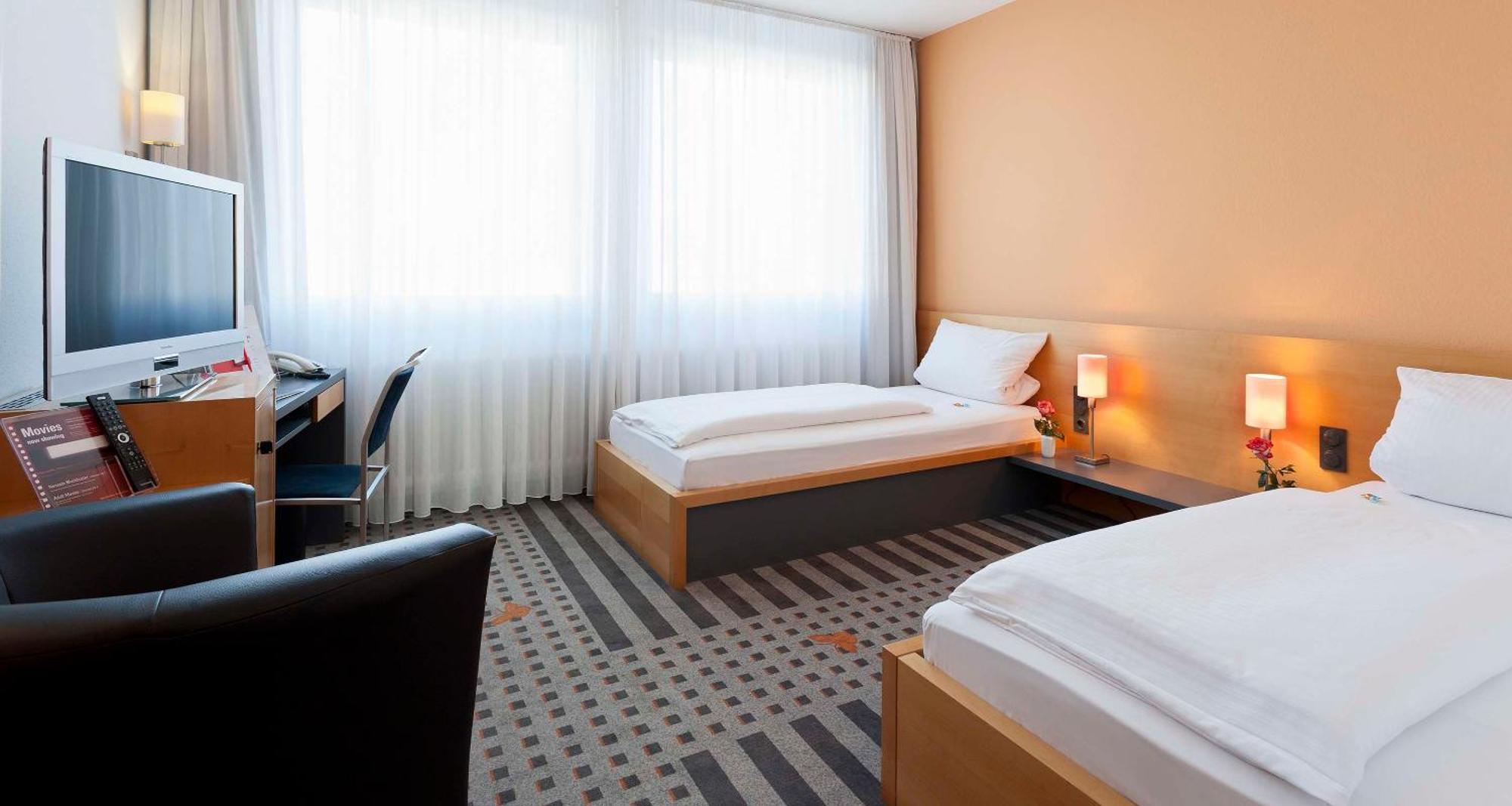 Best Western Hotel Am Europaplatz Königsbrunn Esterno foto